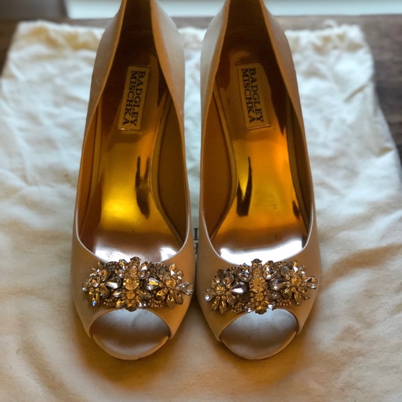 Badgley Mischka satin wedges - Picture 4 of 4